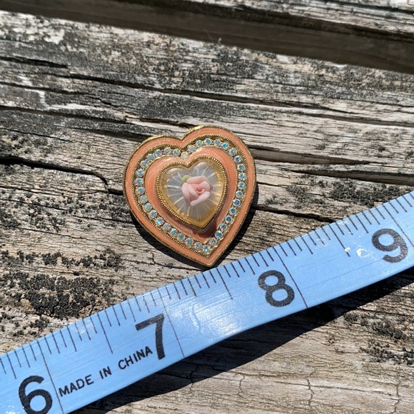 Exquisite Heart Pin - Picture 5 of 5